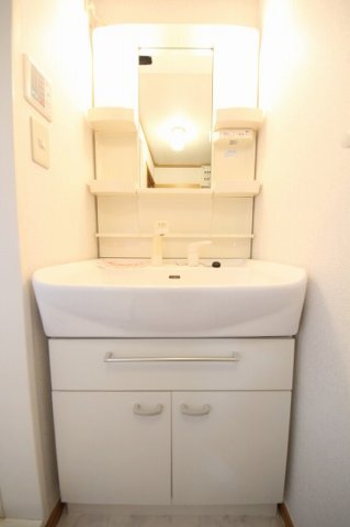 拡大写真:鹿沼市千渡 1階102の独立洗面台、小物を置くことができて便利です