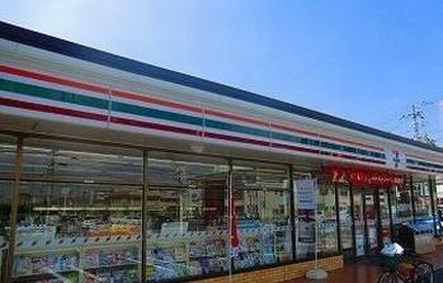 拡大写真:ヴィラ ドゥ グレーヌ梅ケ谷C 1階101のセブンイレブンまで750m