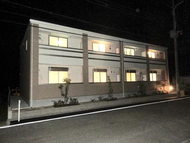 拡大写真:クローバー(Clover) 2階203の外観写真(夜)