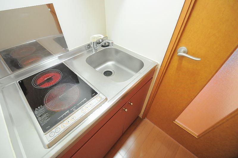 拡大写真:レオパレスTIA II 2階203の2口コンロでお料理の幅も広がります。