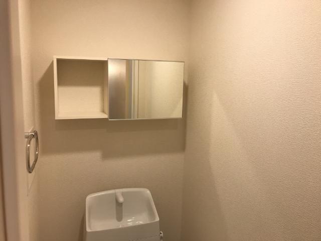 拡大写真:フロール・デ・セレッソII 2階207のトイレ収納