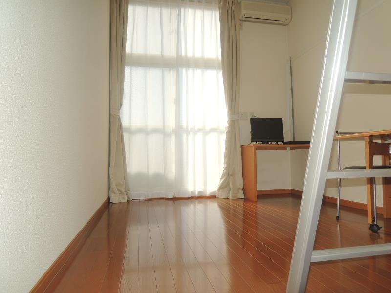 拡大写真:レオパレスサンライト 2階205のロフトタイプは天井が高いので開放的なお部屋となります。