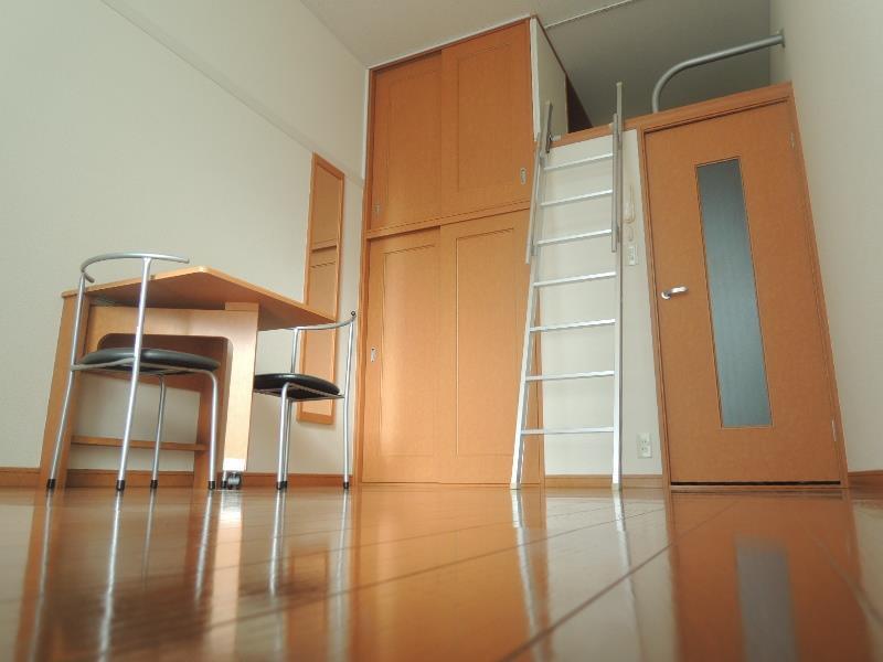 拡大写真:レオパレスサンライト 2階205の当社人気のロフトタイプ!開放的なお部屋が好きな人へ