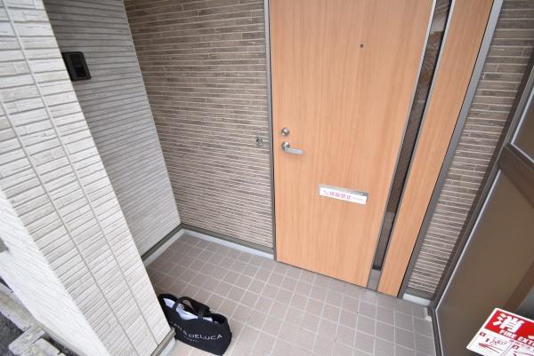 拡大写真:Univaly PURE ROSE 1階101のエントランス