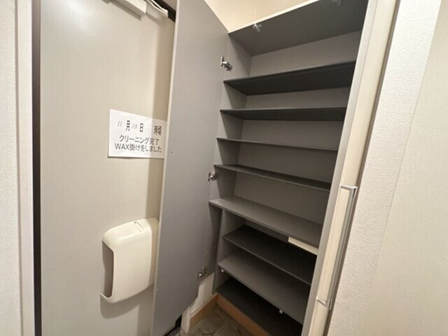 拡大写真:ローズコート西三島 C 2階201のシューズボックス