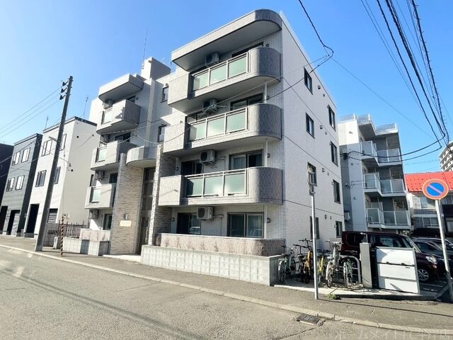 拡大写真:フラットサイド平岸 1階101の建物外観