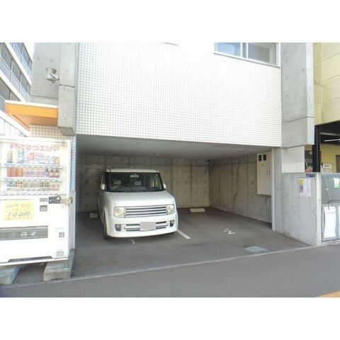 拡大写真:グランメゾン豊平 4階401の駐車場