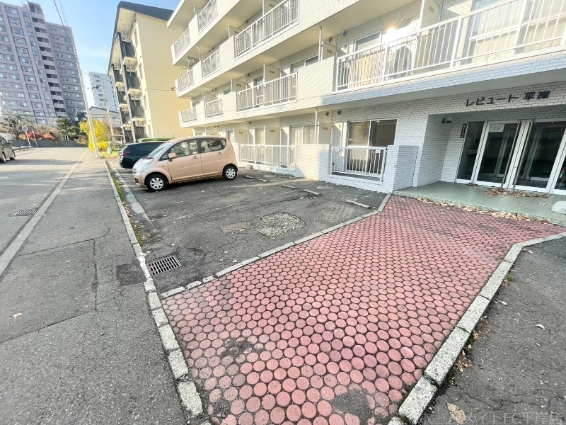 拡大写真:レピュート平岸 3階301の駐車場