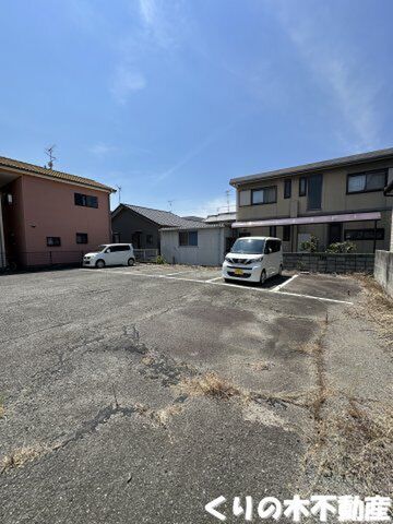 拡大写真:コーポ拝志 2階202の駐車場があるので、車を買う予定の方も安心です