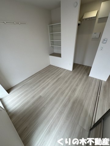 拡大写真:ビバーチェ城東 2階201の使い勝手のいい寝室です