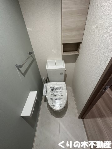 拡大写真:ビバーチェ城東 2階201の落ち着いた色調のトイレです