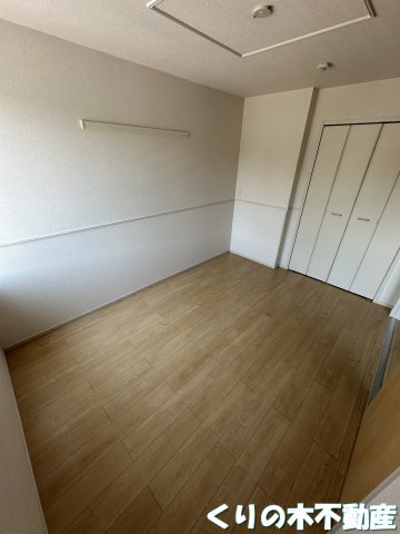 拡大写真:Klar TY V 2階202のゆったりした洋室です