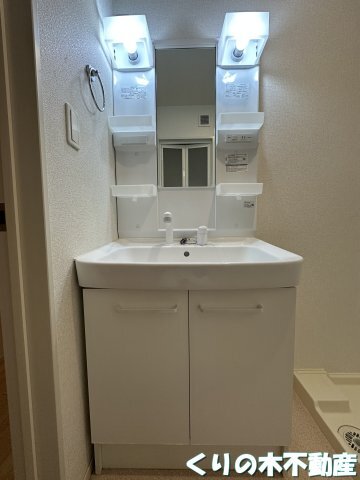 拡大写真:Klar TY V 2階202の明るい洗面所です