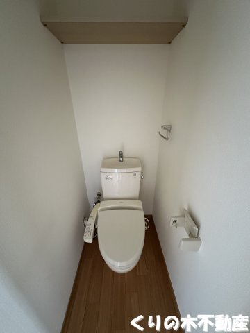 拡大写真:コーポ拝志 2階202のゆったりとした空間のトイレです