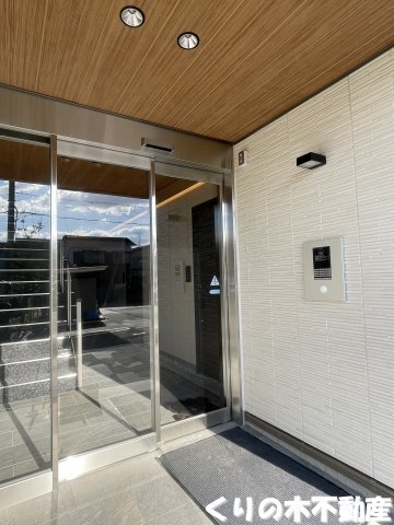 拡大写真:シャーメゾンエステティカ 2階201の毎日通るエントランスはこのようになっています