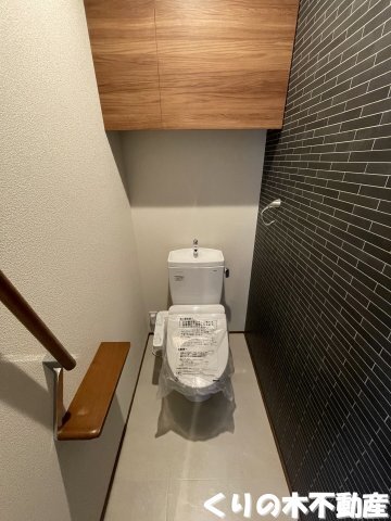 拡大写真:シャーメゾンエステティカ 2階201のコンパクトで使いやすいトイレです