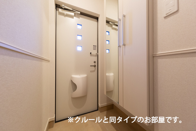 拡大写真:新)カーサ アバンツァート 2階201の玄関