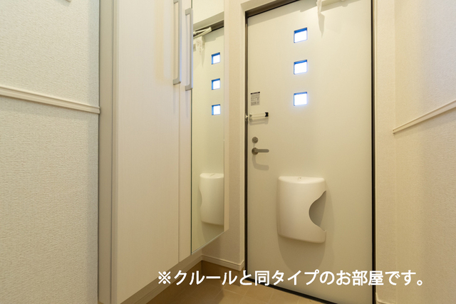 拡大写真:新)カーサ アバンツァート 2階203の玄関