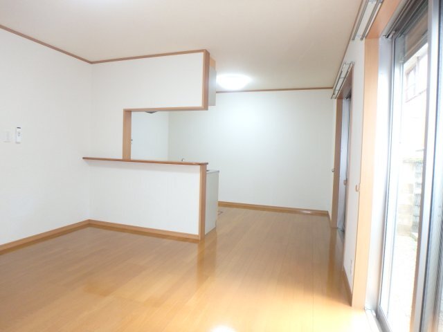 拡大写真:テラスハウス千手堂 1階Bの居間