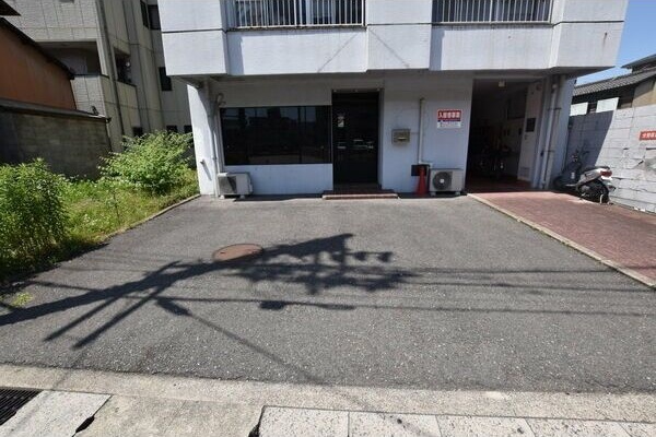 拡大写真：アルソリエート岐阜高砂 2階206のエントランス