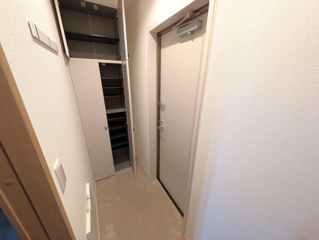 拡大写真:Wisteria東鶉 2階205の玄関