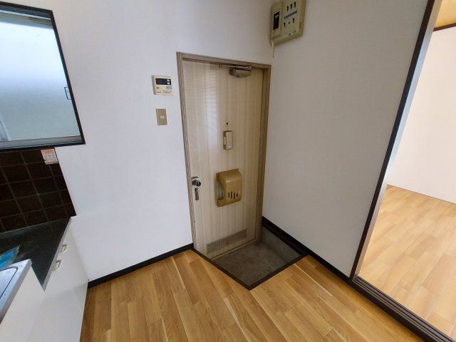 拡大写真:フォーブル柳原 1階101の玄関