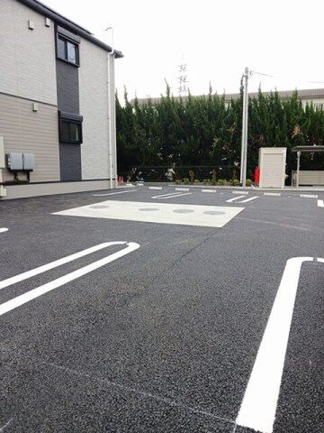 拡大写真:カルムコリーヌ 1階102の車をお持ちの方に嬉しい駐車場付きの物件です