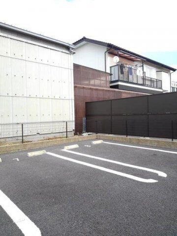 拡大写真:グランドソレーユ 3階301の駐車場があるので、車を買う予定の方も安心です