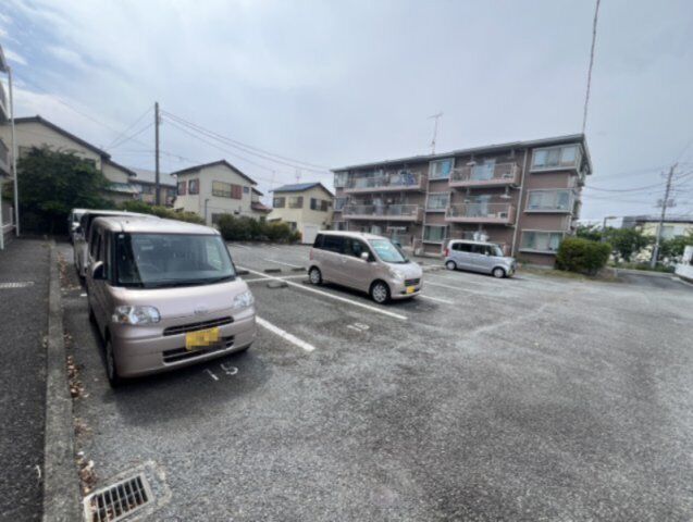 拡大写真:樋ノ口ハイツ 1階B-101の駐車場があるので、車を買う予定の方も安心です