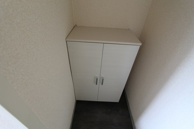 拡大写真:高野ハイツ 3階307の収納もある玄関です