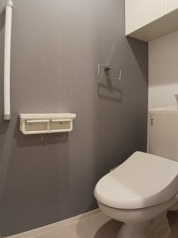 拡大写真:ロイヤル長伏 2階203のシンプルで使いやすいトイレです