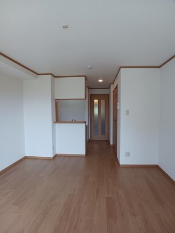 拡大写真:フローラルクラベール 1階102の明るい室内です