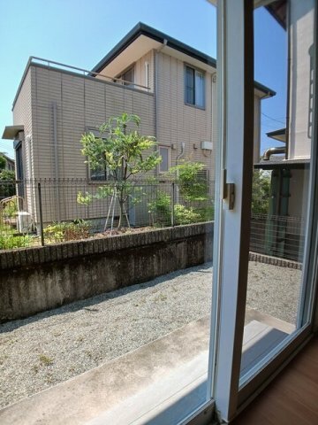 拡大写真:フローラルクラベール 1階102のお庭で自由な時間を過ごせます
