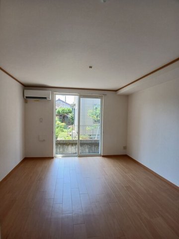拡大写真:フローラルクラベール 1階102の居間です