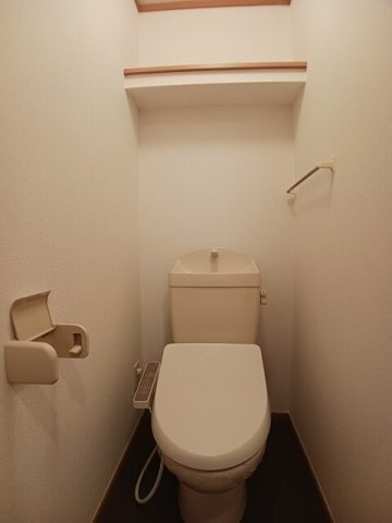 拡大写真:フローラルクラベール 1階102の落ち着いた色調のトイレです