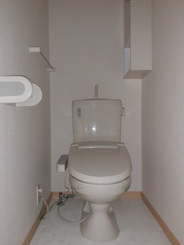 拡大写真:スペースKⅢ 1階102の落ち着いた色調のトイレです