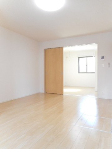 拡大写真：Ｃａｓａ　α 1階101の明るい色調の室内です