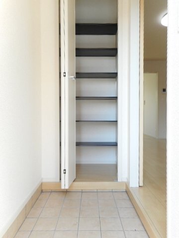 拡大写真：Ｃａｓａ　α 1階101のシンプルで使いやすい玄関です