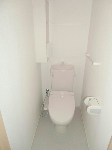 拡大写真:ベルウッド 2階201の落ち着いたトイレです