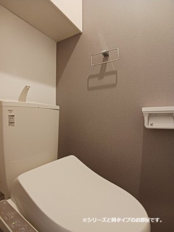 拡大写真:シャンペトル・S 1階103のゆったりとした空間のトイレです