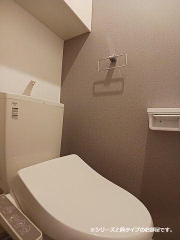 拡大写真:シャンペトル・S 1階102のシンプルで使いやすいトイレです