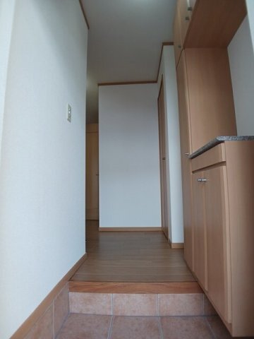 拡大写真:ネオ グレース 1階101のシンプルで使いやすい玄関です