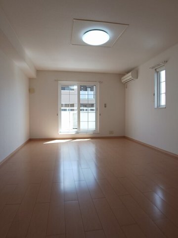拡大写真:辻ヶ花 弐番館 2階203のゆったり過ごせる居間です