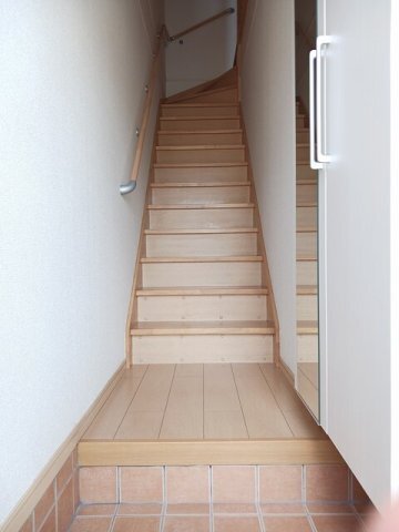 拡大写真:辻ヶ花 弐番館 2階203の明るい玄関です