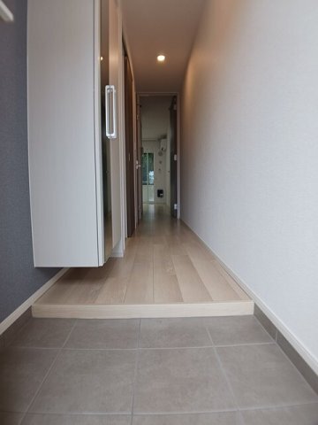 拡大写真:カルムコリーヌ 1階102の明るい玄関です
