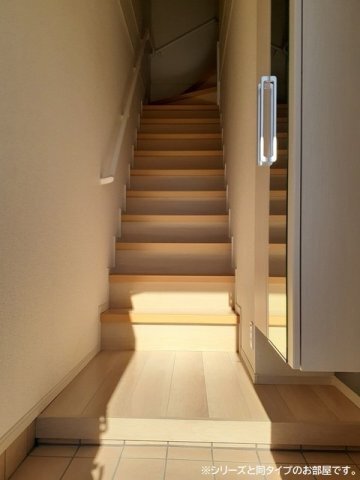 拡大写真:エイス クラウディア 2階203の明るい玄関です