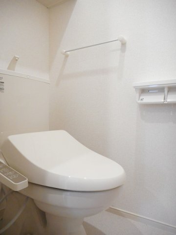 拡大写真:ビサイド鮎壺 2階202のゆったりとした空間のトイレです