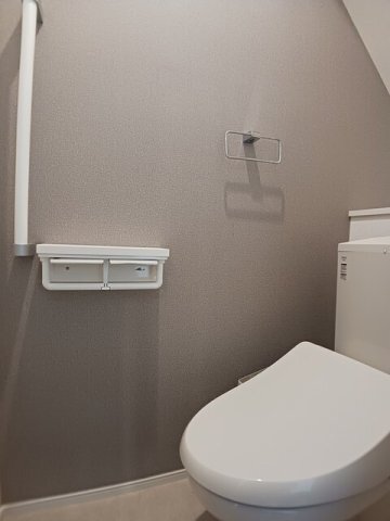 拡大写真:スマイル 1階103の清潔感のあるトイレです