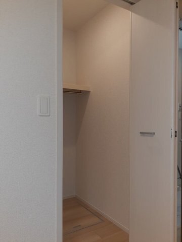拡大写真:コスモパーク 1階102の小物を収納するのに便利です