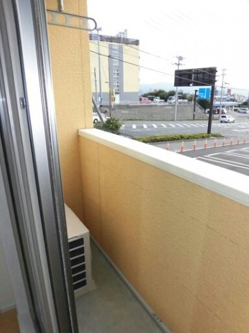 拡大写真:ハイツグリーンヒル 1階101の広々としたバルコニーです